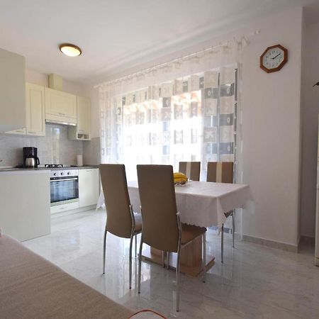 Apartment Biserka Малинска Екстериор снимка