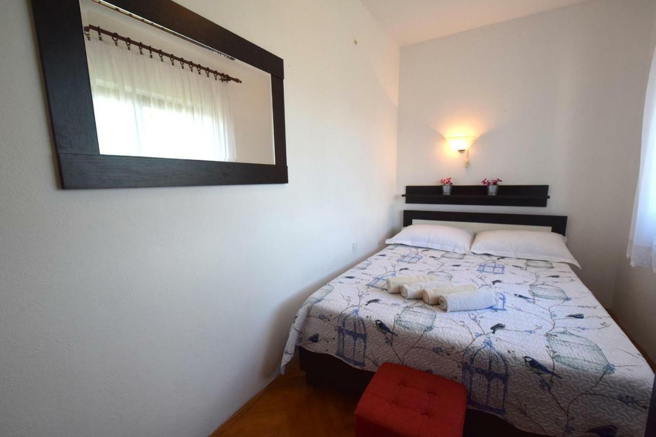 Apartment Biserka Малинска Екстериор снимка