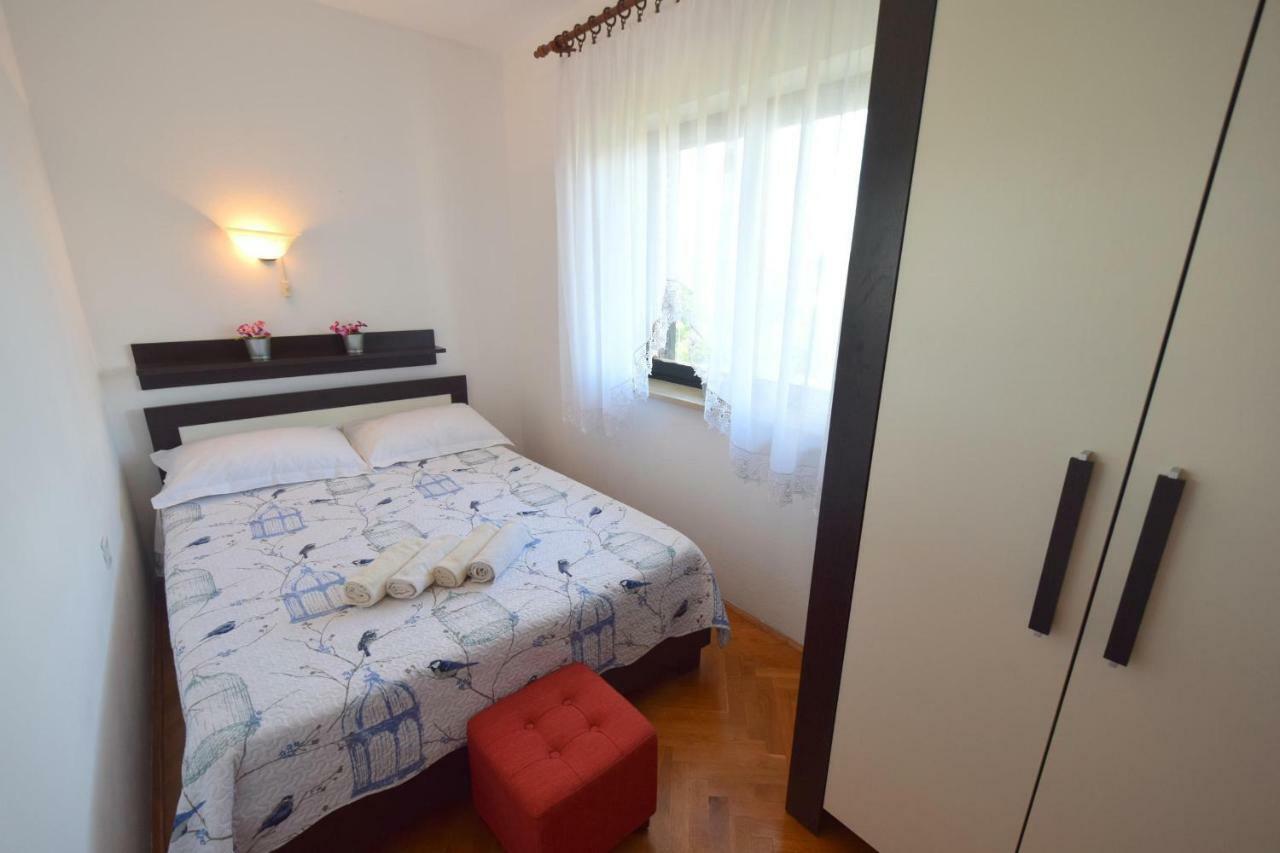 Apartment Biserka Малинска Екстериор снимка